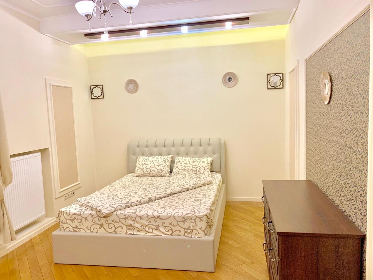 Two-Bedroom On Lesi Ukrainky Lviv Bagian luar foto