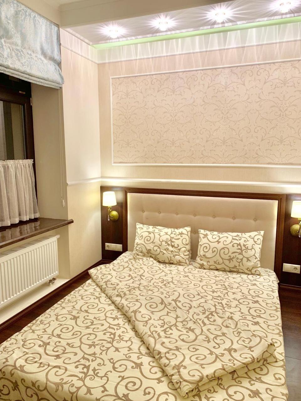 Two-Bedroom On Lesi Ukrainky Lviv Bagian luar foto