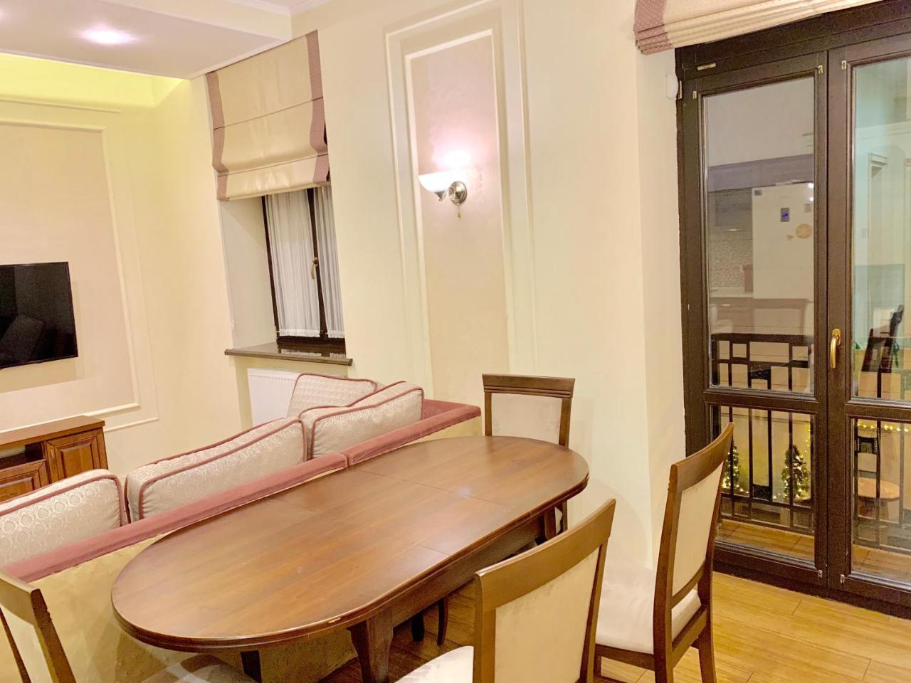 Two-Bedroom On Lesi Ukrainky Lviv Bagian luar foto